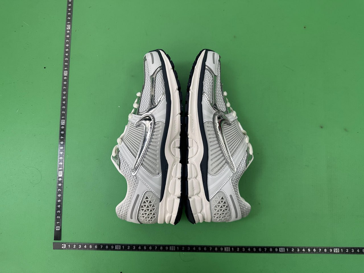 Nike Zoom Vomero 5  -5