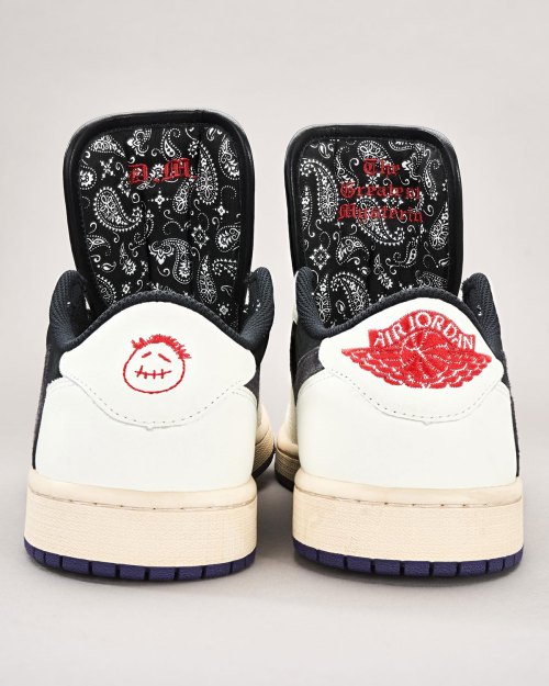 Dominik Mysterio Honors His “Real” Father With Travis Scott x Air Jordan 1 Low Customs(图3)