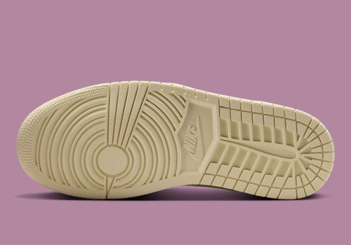 The Air Jordan 1 Low Takes An Iridescent Finish(图4)